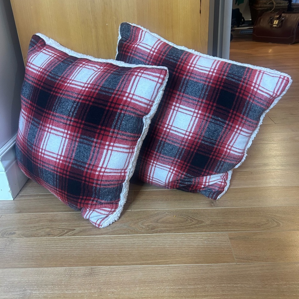 2 Festive Tartan Holiday Pillows in Plaid and Sherpa❤️16x16